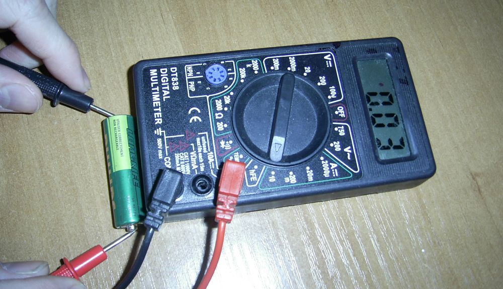 Перевірка мультиметром пальчикового акумулятора