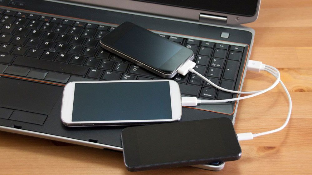 Підключаємо телефон до комп' /></p><ol><li>Підключіть смартфон до комп’ютера і виберіть тип підключення «Режим накопичувача» (назва може відрізнятися).</li><li>Відкрийте Антивірус на комп’ютері і знайдіть «Вибіркове сканування», тобто щоб ви могли самі вибрати папку, яка пройде згадану процедуру.</li><li>Тепер потрібно вибрати папки смартфона і дочекатися закінчення сканування.</li><li>Після цього Антивірус може запропонувати деякі варіанти вирішення (наприклад, видалити вірус або очистити). Тут важливо подивитися які файли і папки заражені шкідливим кодом. Тому що якщо програма не зможе очистити ці коди, то вам доведеться вручну знайти ці файли і видалити.</li><li>Після видалення і лікування проведіть процедуру сканування ще раз. Якщо вірусів більше немає, то справа зроблена.</li></ol><p><iframe width=