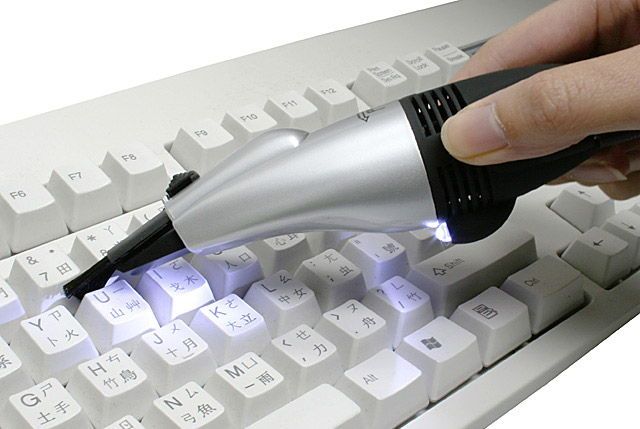 Використання міні-пилососа для чищення