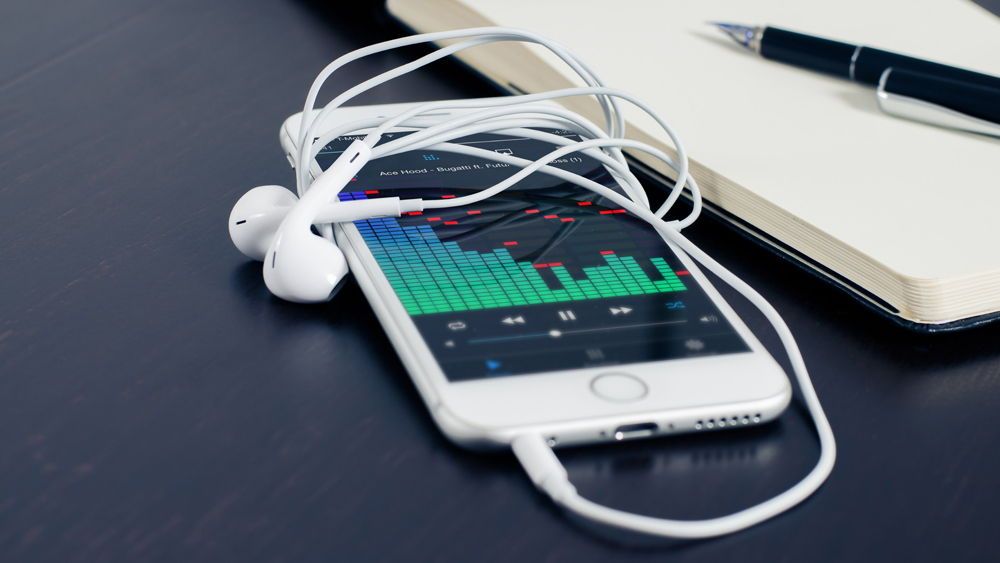 iPhone з навушниками і музикою