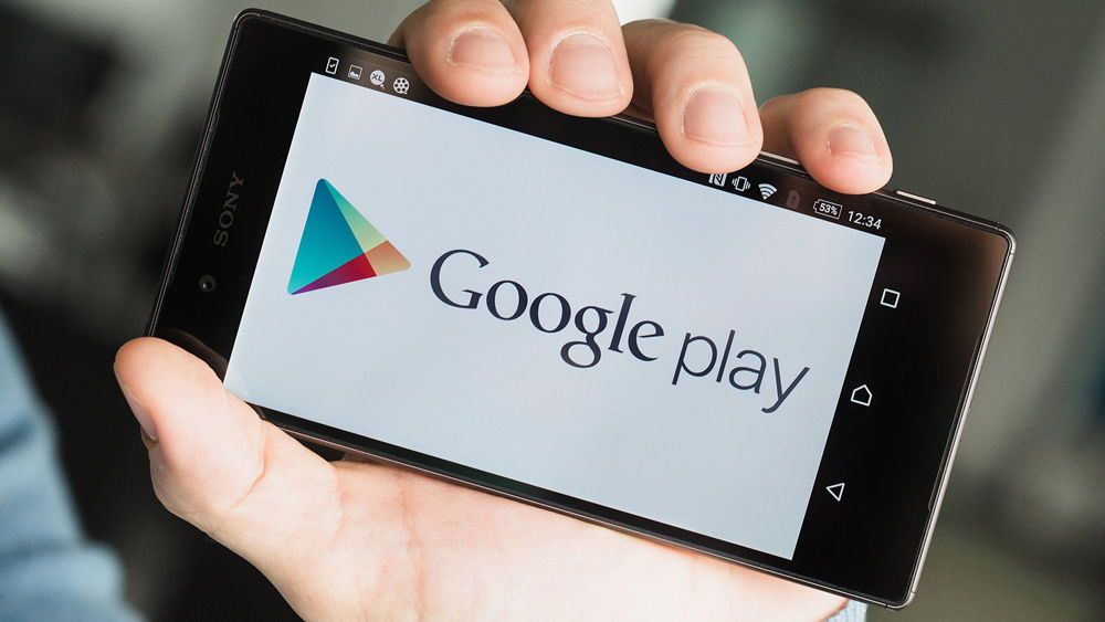 Смартфон в руці з Google Play
