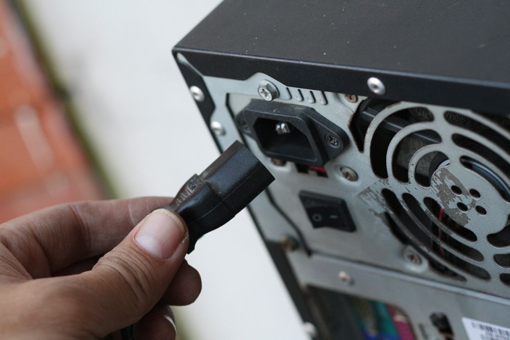 Вимкніть живлення комп' /></p><p>Наступний крок — відкрутити болти, що тримають блок живлення. Зверніть увагу, що пристрій слід притримувати рукою, щоб воно не впало.</p><p>Тепер перейдемо безпосередньо до підключення. Як правило, в комплекті йдуть чотири болта для кріплення. У тому випадку, якщо вони відсутні, ви можете використовувати інші відповідні болти. Головне, щоб вони тримали пристрій досить надійно.</p><p>Буває, що інші елементи, такі як відеокарта, радіатор ЦП і деякі інші, не дозволяють провести монтаж. В цьому випадку, рекомендується їх тимчасово прибрати, щоб можна було комфортно встановити новий блок живлення.</p><p>Після того, як пристрій буде встановлено, а все болти прикручені, переходите до наступного етапу — підключення. Виконувати підключення до роз’ємів слід в зазначеному порядку.</p><p>Спершу потрібно з’єднати Main Power Connector 20 + 4 pin (головний коннектор харчування). Являє собою найбільший роз’єм. Саме він пов’язує БП з материнською платою. На роз’ємі є спеціальний замок з клямкою, завдяки якому, у вас не вийде підключити його невірно. Не варто тиснути занадто сильно — якщо почуєте клацання, значить, ви домоглися потрібного результату. Також, підключення до материнської плати можна виконати за допомогою роз’єму + 12V Power Connector, який складається з 4-8 ліній. Підключається він точно так само, як і попередній. Розібравшись з материнською платою, переходите до решти пристроїв.</p><script data-noptimize=
