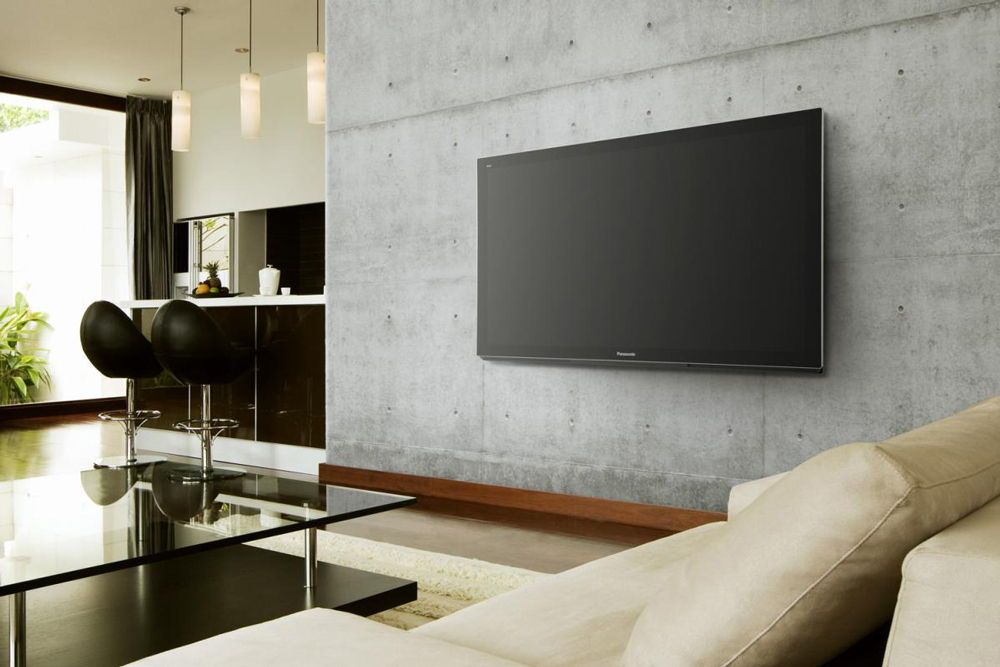 Великий телевізор на стіні