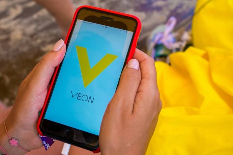 Смартфон з логотипом Veon