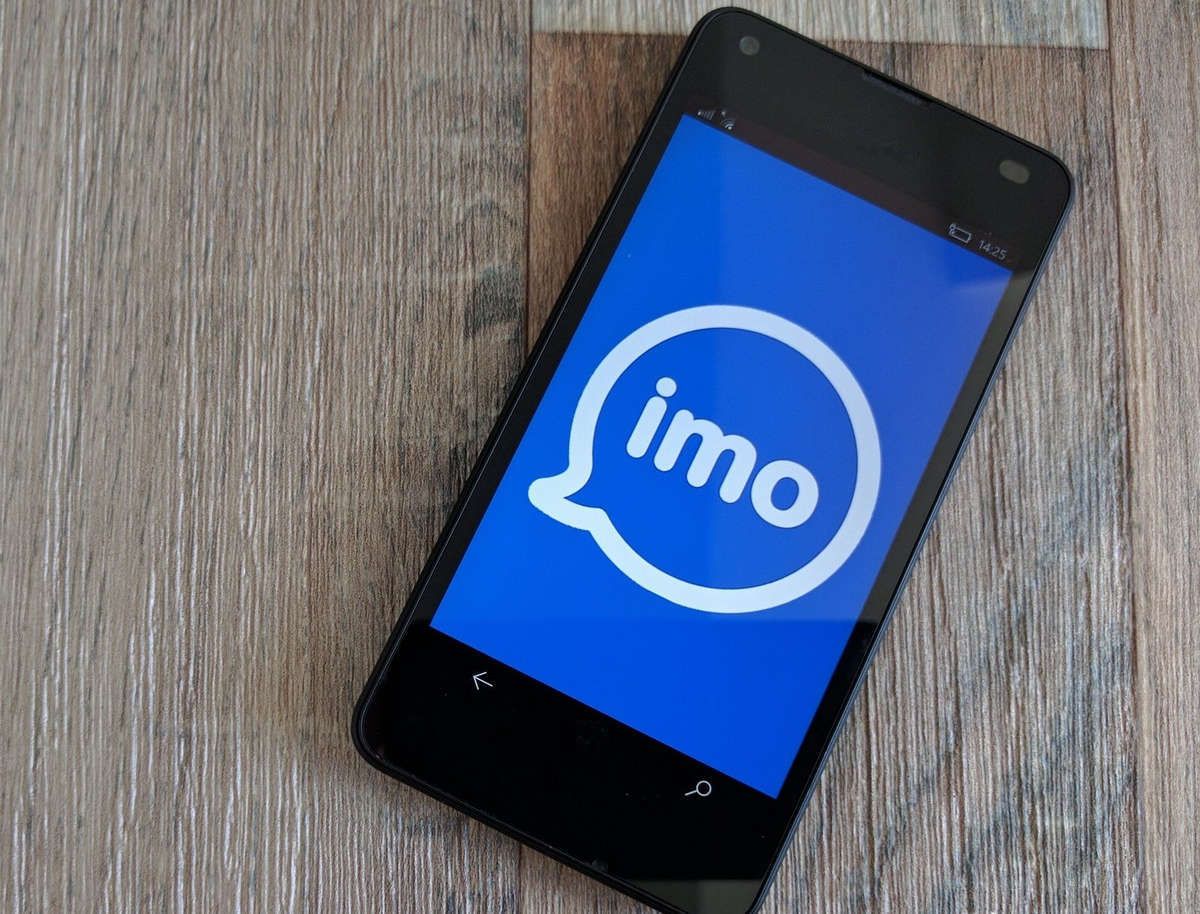 Логотип IMO на екрані смартфона