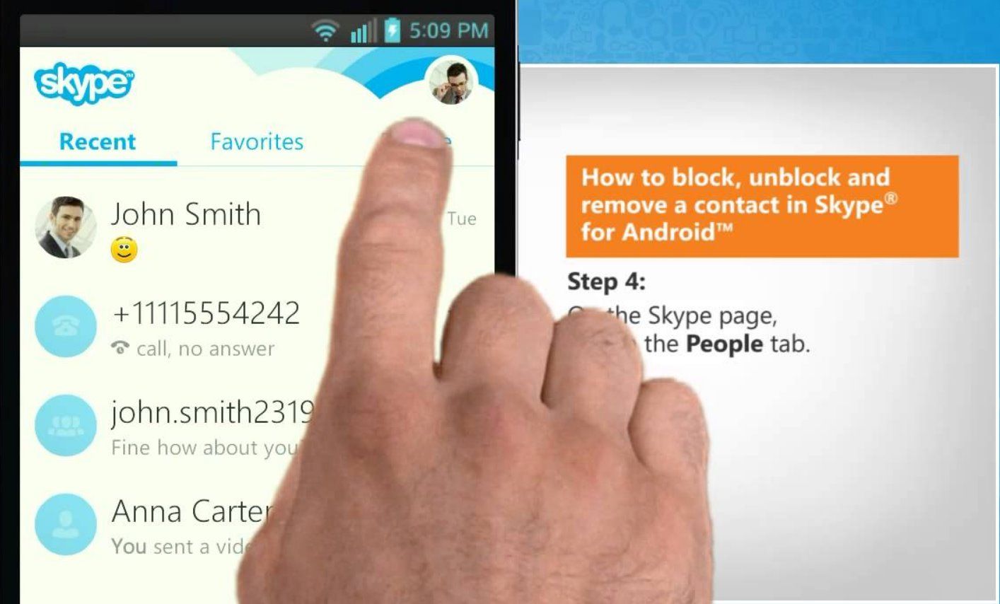 Палець над екраном Skype