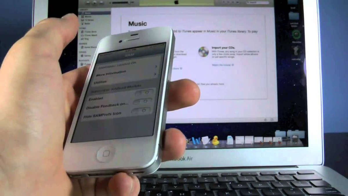 Смартфон в руці на тлі комп' /></p><p>Якщо на екрані з’явиться запис про те, що ця обліковий запис в Wechat викрита в чомусь поганому, то власник був спійманий в скоєнні підозрілих дій. По закінченню деякого часу, аккаунт можна буде відновити через код, отриманий в SMS.</p><script data-noptimize=