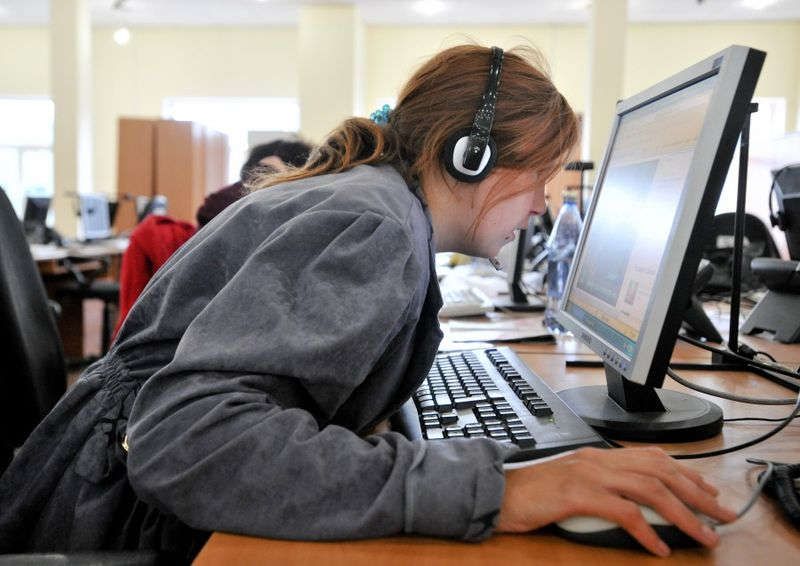 Дівчина перед комп' /></p><p>Для експлуатації сервісу необхідно завантажити та інсталювати на телефонний пристрій або планшет клієнтську програму. При запуску Имо слід пройти просту реєстрацію: вказати адресу електронної пошти, номер телефону, стать, вік. Після цього користувачеві буде надіслано зашифрований код для входу в особистий аккаунт, використовуйте його, увійдіть в систему і можете приступати до спілкування з друзями, близькими і колегами.</p><p>Для входу в ІМО Онлайн запустіть софт, він відразу покаже список друзів, які теж використовують програму для спілкування. Якщо у вас щось не працює, тоді подивіться цю статтю — вона описує часті проблеми.</p><h2>Які переваги та недоліки в IMO Online</h2><h3>переваги</h3><p>В першу чергу це безкоштовне спілкування з людьми з будь-якої точки планети. Програмою зручно користуватися з телефону і планшета з тієї причини, що пристрої синхронізовані з персональним аккаунтом програми і на її сервері є всі потрібні для спілкування контакти.</p><p>Додаток ІМО можна русифікувати.</p><script data-noptimize=