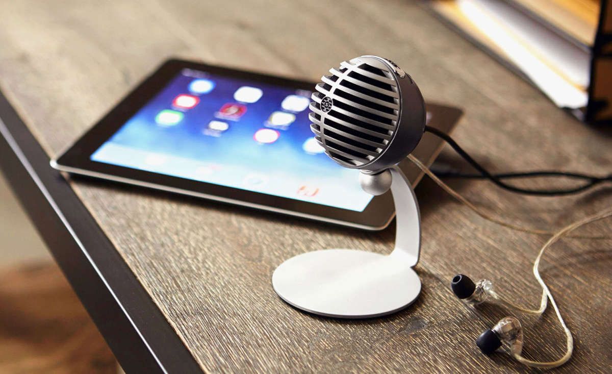 Мікрофон і планшет на столі
