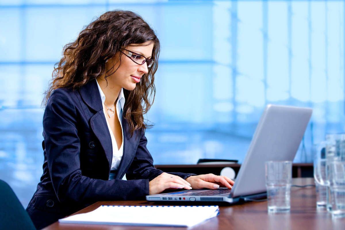 Дівчина за комп' /></p><p>Установка wechat для Windows зажадає:</p><ol><li>Спочатку потрібно завантажити безкоштовно плагін BlueStacks і встановіть його.</li><li>Зайдіть в Play Market під своїм акаунтом, якщо він відсутній, створіть новий обліковий запис.</li><li>Пошукайте, використавши пошук, актуальну збірку додатки.</li><li>Вічат автоматично буде встановлений.</li><li>По закінченню установки, на робочому полі емулятора з’явиться іконка шуканої утиліти.</li></ol><p>Завантажити wechat на комп’ютер, скориставшись стороннім ресурсом. Для цього буде потрібно запустити будь-який браузер. Ви можете завантажити архів повного комплекту, але остерігайтеся протиправних дій шахраїв і вірусів. Wechat for a computer не вимагає завищених системних вимог, потрібен тільки постійний канал виходу в світову павутину. Воно чудово виконує всі свої функції на базі операційної системи Windows XP, 7. Також wechat сумісний з Windows 10.</p><div style=