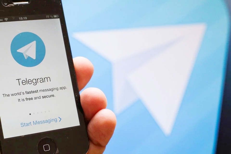 Логотип Telegram на смартфоні