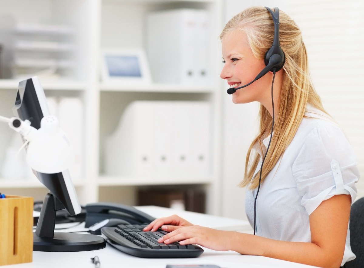 Дівчина біля комп' /></p><h2>Переваги і недоліки в порівнянні з додатком</h2><p>Переваги веб — версії перед мессенджерами в формі автономних програм:</p><ul><li>Не має потреби в скачуванні і установки програми на пристрій;</li><li>Якісне рішення синхронізації з мобільним додатком;</li><li>Зручний інтерфейс.</li></ul><p>Недоліки програми:</p><script data-noptimize=