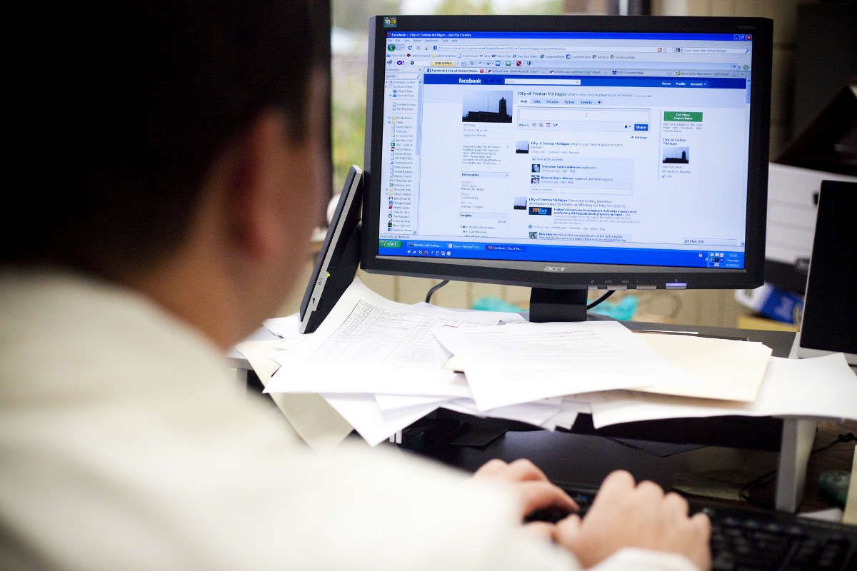 Чоловік перед комп' /></p><h3>Метод 2. Видалення всього чату</h3><p>Як видалити всі повідомлення в ДІСКОРДІЯ, якщо вони не несуть в собі цінної інформації? Для здійснення даної операції необхідно виконати ряд дій:</p><ul><li>завантажуєте додаток;</li><li>ибірать канал, який підлягає знищенню;</li><li>наводите на нього курсор мишки і натискаєте на що з’явився справа значок шестерінки;</li><li>в меню вибираєте пункт червоного кольору «Видалити канал»;</li><li>на що з’явився питання відповідаєте «Так».</li></ul><div style=