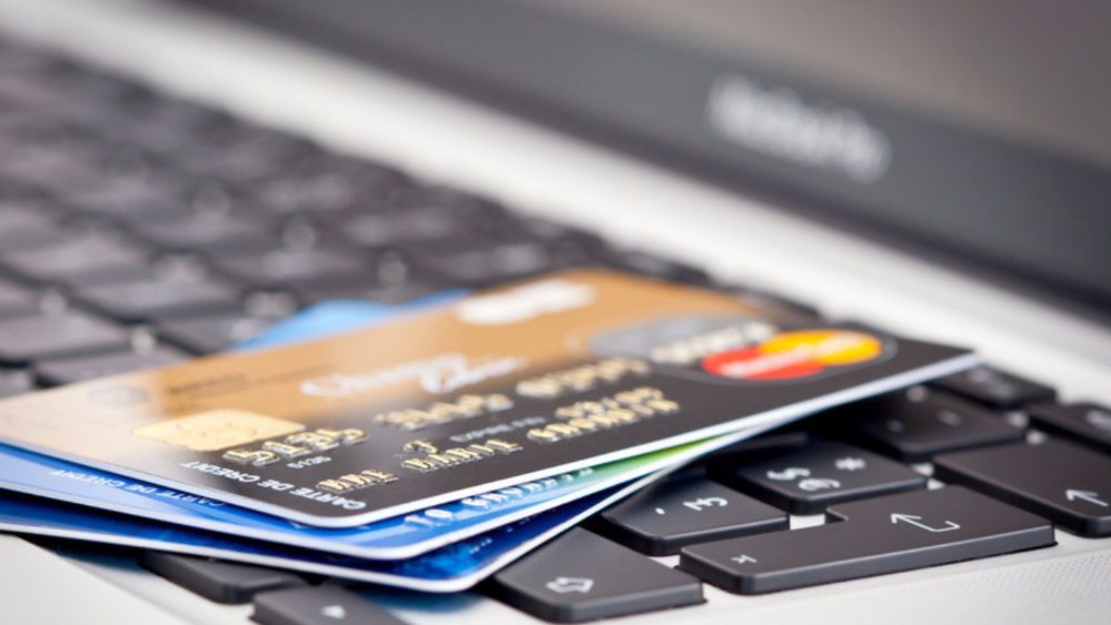 Ілюстрація на тему Як відв' /></p><h2>Як відв’язати банківську карту від Фейсбуку</h2><p>Найчастіше рекламні покази в Facebook оплачуються клієнтами з банківських карт. Це зручно, тому що кредитна (постоплатная) система дозволяє, один раз налаштувавши параметри оплати, буквально забути про неї. Гроші за послуги Фейсбук буде списувати самостійно з тією кредитки, яку ви вказали.</p><p>Однак час від часу може виникнути потреба видалити карту з налаштувань. Зазвичай так буває, якщо користувач хоче далі платити з рахунку в іншому банку, і стара більше не потрібна. Для підтримки порядку в акаунті краще видалити її. Процес видалення набагато простіше, ніж прив’язка і первісна настройка оплати.</p><h3>За допомогою комп’ютера</h3><p>Робота з платежами в Фейсбуці відбувається в рекламному кабінеті. Зайдіть на сторінку вашого кабінету, вона розташована за адресою: https://www.facebook.com/adsmanager. Пароль для цього не потрібен, якщо ви попередньо залягання в Facebook.</p><ul><li>Клацніть по іконці з трьома смужками в лівому верхньому кутку вікна. Відкриється головне меню кабінету.</li><li>Клікніть там на пункті &laquo;Біллінг&raquo;.</li><li>Перед вами відкриється приблизно таке вікно:</li></ul><p><noscript><img decoding=