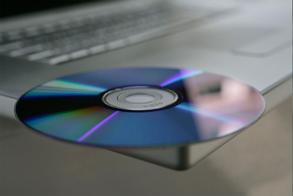 CD-диск і MacBook