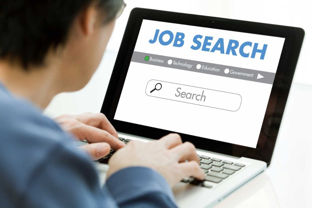 Ілюстрація на тему Як знайти роботу в Телеграм кур' /></p><p>Любителі мистецтва і дизайнери можуть знайти щось для себе в «Робота в сфері мистецтва» (@workinart).</p><p>Для жителів Москви створений спеціальний канал з незаміщеними посадами: «Цікава робота в Москві» (@promopoisk). Тут шукають від фармацевтів до копірайтерів.</p><p>Про те, що потрібні фінансисти, бухгалтера, трейдери, топ-менеджери повідомляється в FinExecutive (@finexecutive).</p><p>Пошук фотографів, моделей, стилістів, художників і дизайнерів здійснюється через @promoratebot.</p><p>Вакансії про футбол зібрані в @jobinfootball, про музикантів в @vacancy_for_musicians.</p><h2>На яку зарплату варто розраховувати</h2><p>Деякі канали вже вказують розмір заробітної плати, наприклад «Вакансії з зп вище 50 тисяч» (@well_paid_job). Точну суму назвати неможливо, так як кожна робота оплачується по різному, навіть зарплата однакових посад у різних роботодавців буде відрізнятися.</p><p>Варто відзначити, що кур’єр буде заробляти порядком менше, ніж айтішник. Враховується фактор складності і професіоналізм.</p><p><iframe src=