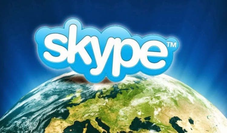 Логотип Skype над Землею