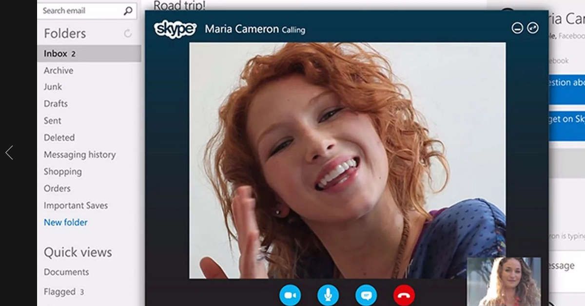 Дівчина на екрані Skype
