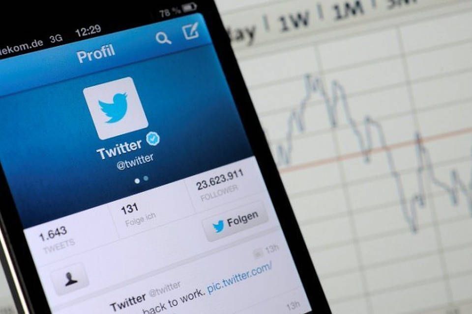 Ілюстрація на тему Як завантажити і встановити Твіттер на комп' /></p><h3>Плюси і мінуси</h3><p>Твіттер не схожа на звичайні соціальні мережі. Можна виділити такі переваги:</p><ol><li>Миттєвий обмін текстовими повідомленнями і повідомлення фоловерів про публікацію нової інформації.</li><li>Викладений матеріал в соціальній мережі доступний всім користувачам, які зареєстровані в Twitter.</li><li>Проста установка і використання.</li><li>Зручний і зрозумілий інтерфейс.</li><li>Безкоштовність програми.</li><li>Можливість зробити свій профіль оригінальним. (Фон, шрифт і колір оформлення).</li></ol><p>До мінусів додатки відносять:</p><ol><li>Обмеження кількості символів для публікації твітів. Не у всіх користувачів виходить писати коротко про головне.</li><li>Немає можливості редагувати налаштування приватності, оповіщення на мобільний телефон та електронну пошту. Користувач не може змінити @ ім’я, пароль і адресу електронної скриньки.</li><li>Трохи урізані функції в порівнянні з офіційним сайтом, однак їх досить для повноцінного читання стрічки.</li></ol><h2>висновки</h2><p>Твіттер — це мобільний додаток, доступне для смартфонів. Але за допомогою емулятора ви можете запустити телефонну версію і на комп’ютері. Пробуйте, і діліться вашими успіхами.</p><div class=