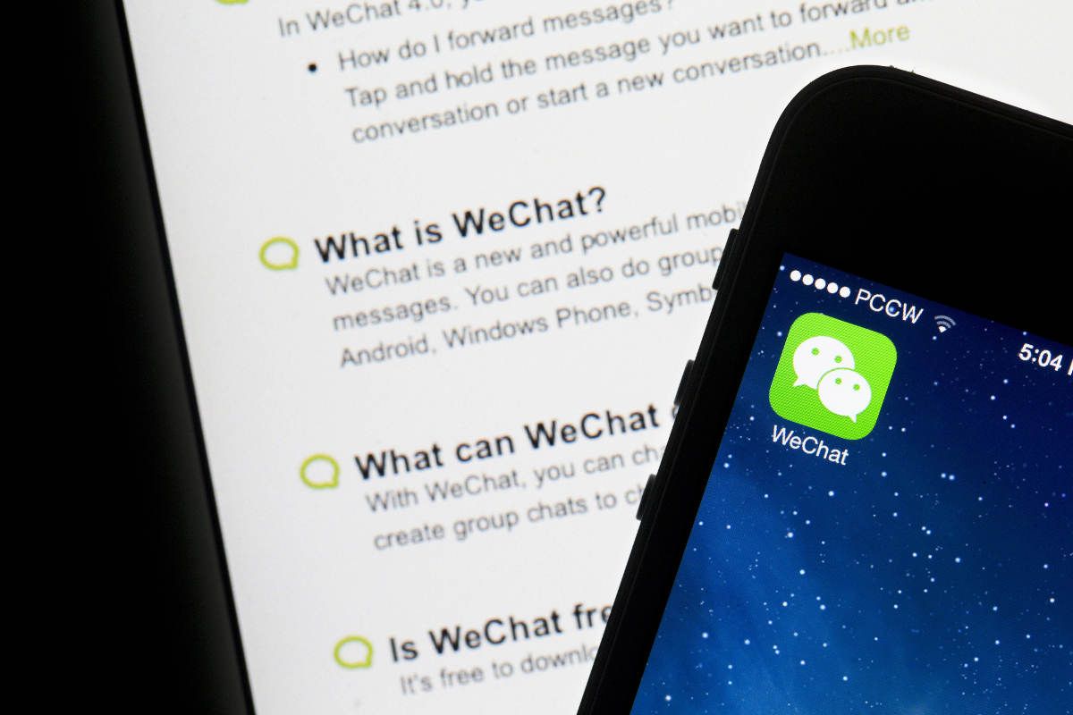 Логотип Wechat на смартфоні