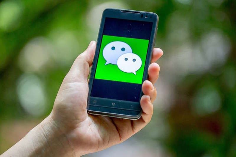 Логотип WeChat на смартфоні