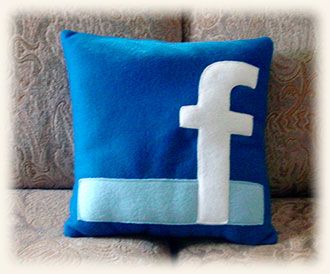 подушка з логотипом Фейсбук