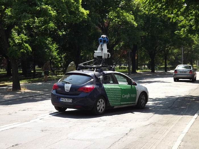 Автомобіль компанії Гугл веде зйомку місцевості