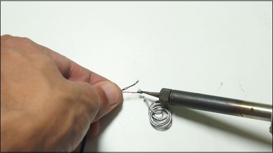 Обробка кінців кабелю навушників