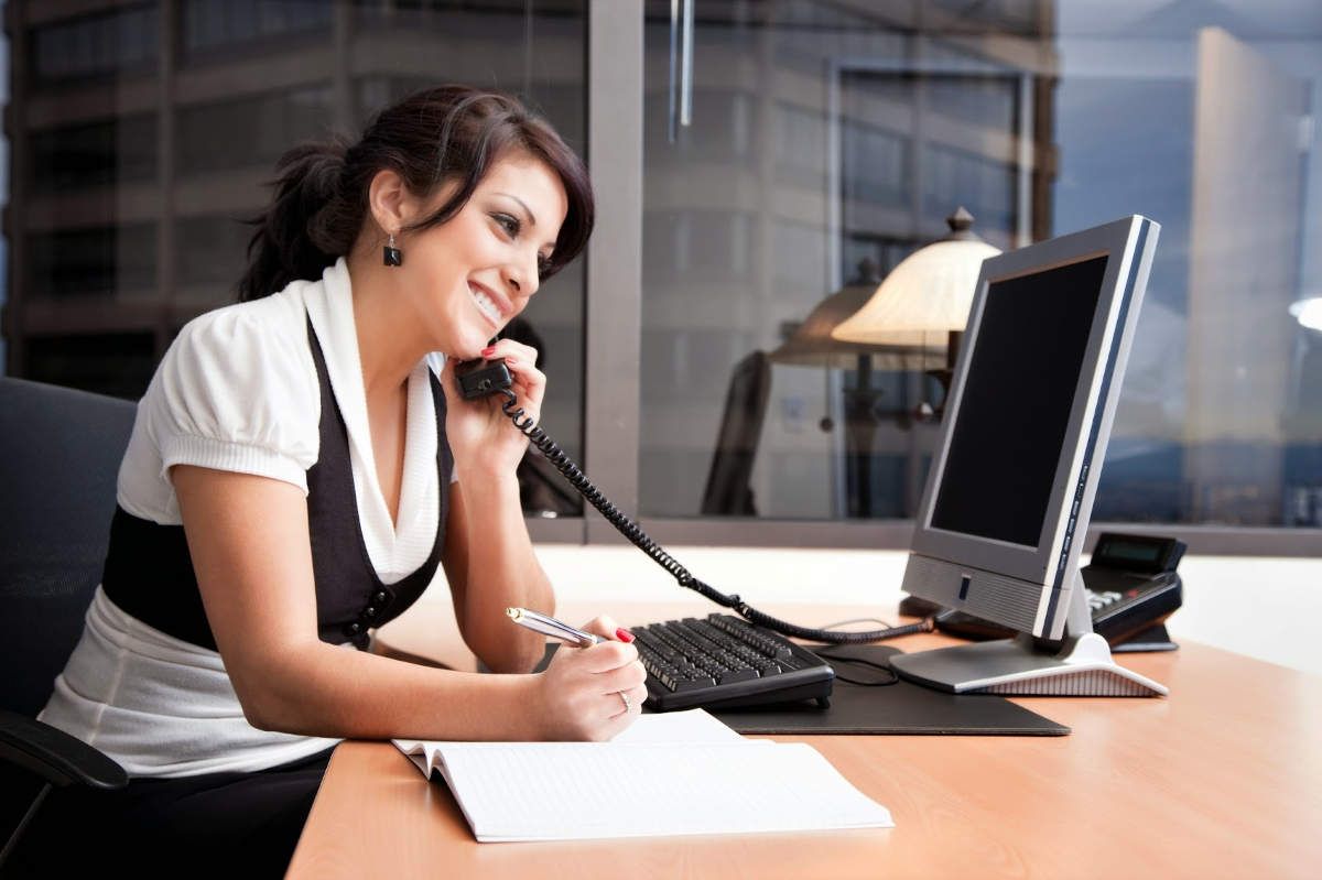 Жінка перед комп' /></p><p>У програмі існує послуга Skype-In, яка дозволяє користувачам приєднати свій контактний номер до облікового запису. Такі платні послуги надають сторонні компанії.</p><h2>Як дзвонити по Скайпу і не платити</h2><p>Програма надає безкоштовну можливість здійснювати голосові дзвінки і дзвінки по відеозв’язку тільки між користувачами програми, тобто з одного Skype на інший. Для дзвінка на будь-який телефонний номер необхідно поповнити рахунок. Користувачі можуть зателефонувати на телефон безкоштовно один раз, використавши функцію тестування виклику. Для цього знадобиться здійснити виклик і заново зареєструватися в програмі. Також можна купити на місяць безлімітний тарифний план на дзвінки стаціонарних телефонів і мобільних пристроїв, і через 30 календарних днів створити новий обліковий запис в Skype.</p><p><iframe src=