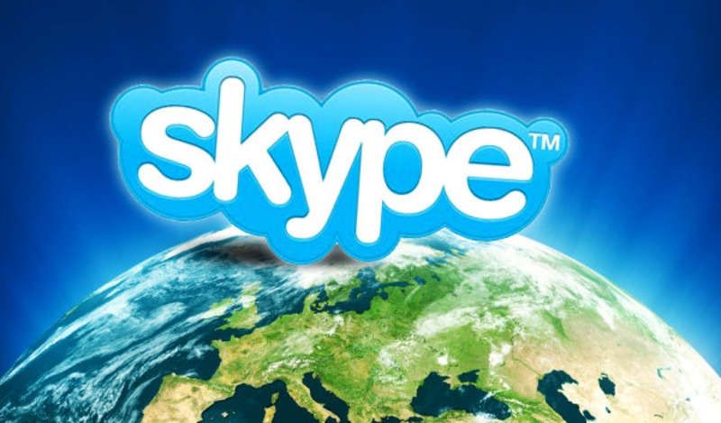 Логотип Скайп над Землею