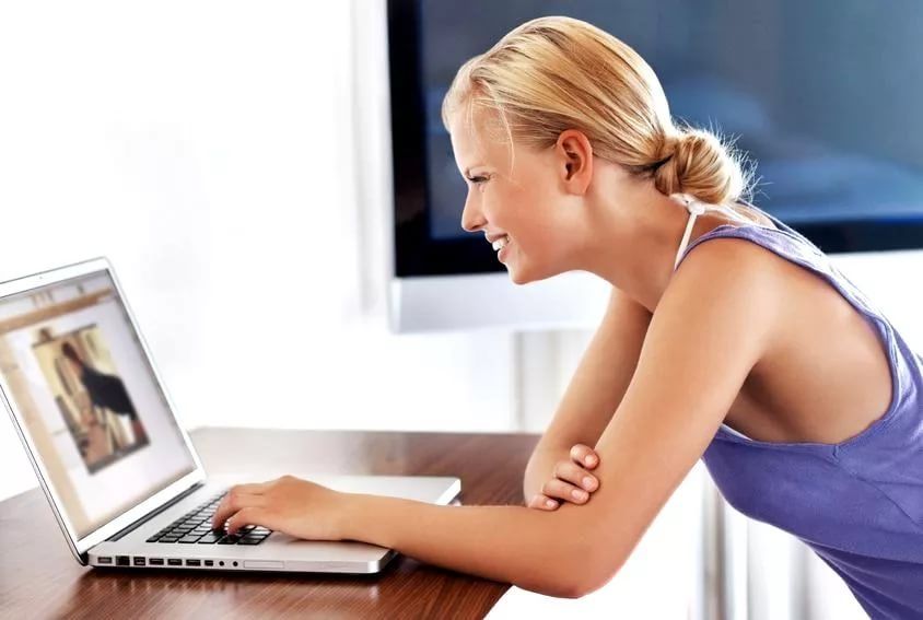 Дівчина перед комп' /></p><h2>Як змінити ім’я в Скайпі</h2><p>Щоб ваш «негарний» логін не був видний співрозмовникам, досить змінити псевдонім в системі. У цьому випадку ім’я-ідентифікатор ви будете використовувати тільки при авторизації, а при дзвінках і повідомленнях інші користувачі побачать ваше нове ім’я. Логін інші учасники бачити не будуть. Зробити це можна в такий спосіб:</p><ul><li>Увійдіть до свого облікового запису Skype за допомогою логіна і пароля.</li><li>У лівому верхньому кутку ви побачите напис Skype ™, а після неї — ваш логін. Під логіном можна побачити аватарку і ім’я користувача. З цим ім’ям можна зробити що завгодно — редагувати або змінювати на свій розсуд.</li><li>Клацніть по своєму імені, після чого ви потрапите на сторінку зміни особистої інформації.</li><li>У верхньому полі відредагуйте ім’я і прізвище, після чого збережіть останні дії.</li><li>Щоб наступного разу не вводити постійно логін і пароль при вході, відкрийте розділ «Інструменти», знайдіть пункт «Налаштування» і поставте галочку напроти пункту «Автоматична авторизація при запуску».</li></ul><div style=